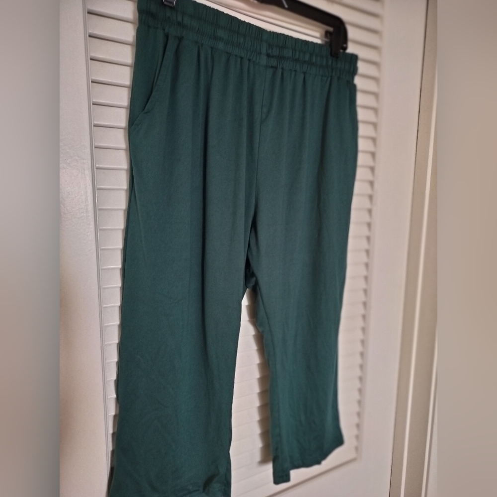 Real Essentials Women's Elastic Waist Green Capri Pants Slash Front Pockets 2XL